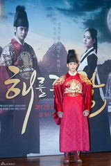 组图：韩佳人等出席《月亮抱着太阳》制作发表会