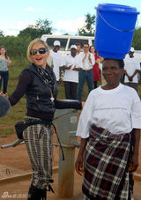 幻灯图集：麦当娜携女儿出席慈善学校奠基仪式