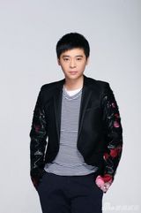 组图：林继东拍时尚写真黑色衬衣山楂花造型