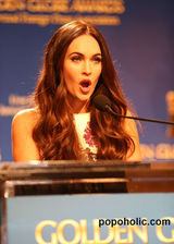 组图：梅根亮相金球奖提名会 阿尔芭桃红连衣裙抢眼