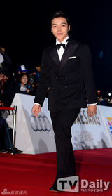 高清图：韩青龙奖金惠秀爆乳 女星裸露全身纹身