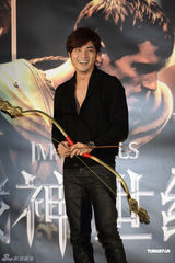 组图：性感型男贺军翔露胸肌 自曝期中考得满分