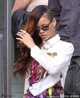 组图：蕾哈娜与男友共度良宵“尽性”而归