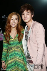 组图：李钟硕亮相时装周 f(x)Amber中性风帅气