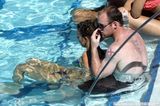 幻灯图：韦恩-鲁尼夫妇享受日光浴 俯身讨亲秀恩爱