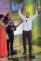 组图：吴凤获金钟行脚节目主持奖 后台脱裤露红内裤