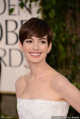 组图：金球红毯安妮-海瑟薇修身白裙曲线曼妙