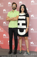 组图：《梅子鸡之味》记者会 女演员豪放转裙露底裤