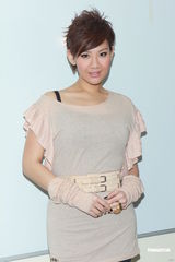 组图：《劲歌金曲》录影 阿娇(钟欣桐)出席郑欣宜落泪