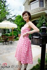 幻灯图集：赵子琪清新绽放杂志封面 不抱怨是大智慧