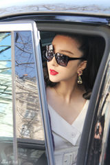 组图：范冰冰巴黎首秀引话题 造型师称灵感来自海报