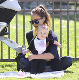 高清图：杰西卡-阿尔芭享受亲子时光小女儿可爱