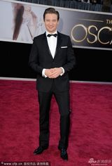 组图：杰瑞米-雷纳任颁奖嘉宾 展电眼魅力