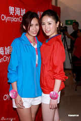 幻灯图：侯选港姐热裤清凉现身当众玩球