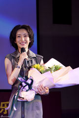 幻灯图:秦海璐出席影迷见面会 主持人鞠躬表崇拜