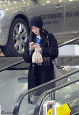 独家：高圆圆独自回京 路边等车啃汉堡