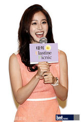 组图：金泰熙着靓丽橘色裙亮相见面会