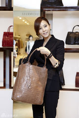 高清图：韩星金南珠拍名包写真 职业女性尽显干练