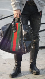 高清图：贾乃亮街拍LOOK开衫毛衣搭配温暖围巾