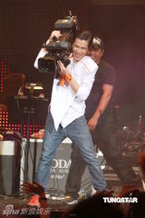 组图：萧敬腾唱《black or white》 向杰克逊致敬