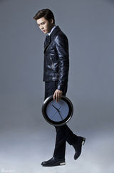 组图：李易峰黑色皮衣酷感十足显时尚