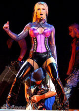 组图：盘点布兰妮昔日舞台性感造型