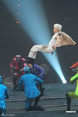 组图：郭富城个唱变型金刚舞台华丽震撼