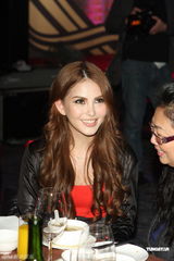 组图：昆凌劲歌热舞秀身材 结婚大事只等周董点头