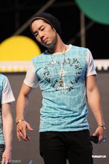 组图：萧亚轩昆凌等港台百位明星同台为公益开唱