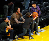 组图：贝克汉姆偷瞄辣妹 三公子抬头张嘴显默契