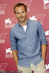 高清图组：《在某处》亮相 童星艾丽-范宁可爱登台