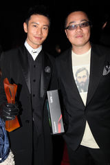 组图：黄晓明捧大奖风趣解读今冬时尚