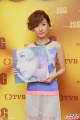 组图：陈慧娴泳儿潮装出席《劲歌金曲》录影