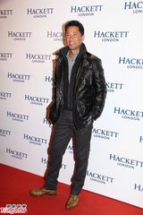 组图：张智霖修身西装展魅力 岑丽香秀香肩美腿