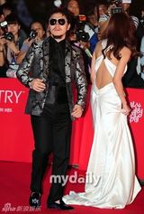 组图：李贤宇金素妍等星亮相釜山电影节开幕式