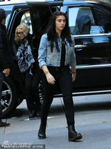 组图：麦当娜素颜前往教堂小男友现身围巾遮面