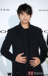 组图：韩组合f(x)SHINee等齐聚展青春时尚气息