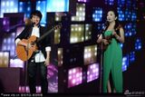 组图：第24届金曲奖开场 陶晶莹现场自弹自唱