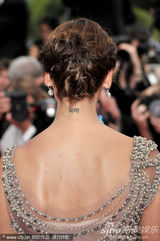 幻灯图集：澳洲歌手娜塔莉戛纳红毯大秀美背