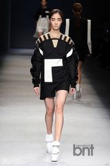 组图：孔孝真CL等助阵时装周 李秀赫亮相T台