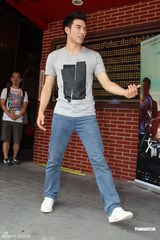 组图：凤小岳跳求偶舞 张书豪演同志怕父亲晕倒