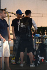 组图：韩庚黑超遮面低调回京 一路电话接不停