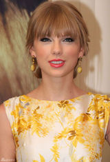 组图：泰勒-斯威夫特印花礼服俏丽亮相