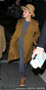 组图：贝克汉姆抱女儿亮相 公子团大衣扮酷