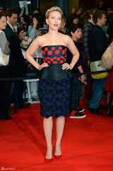 组图：《复仇者联盟》伦敦首映 斯嘉丽盘发优雅