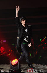 组图：权志龙发型新潮参加公演 SISTAR性感妩媚