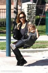 组图：杰西卡-阿尔芭与女儿一同荡秋千现甜蜜瞬间