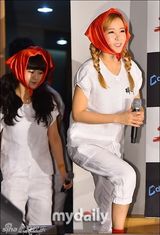 组图：韩蜡笔团发新曲 红袜子红头巾造型奇特