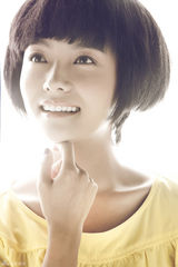 组图：林源曝逆光写真 造型恬静显清新纯美