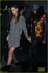 组图：蕾哈娜红唇长发变淑女 深V短裙纹身隐现